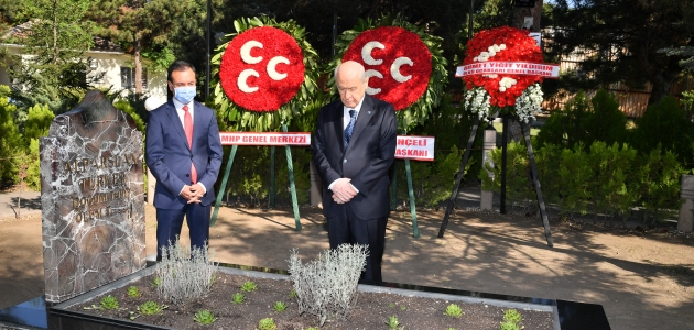 Devlet Bahçeli, Alparslan Türkeş’in kabrini ziyaret etti