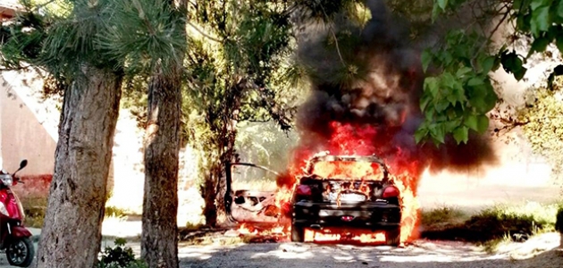 Konya’da park halindeki otomobil yandı