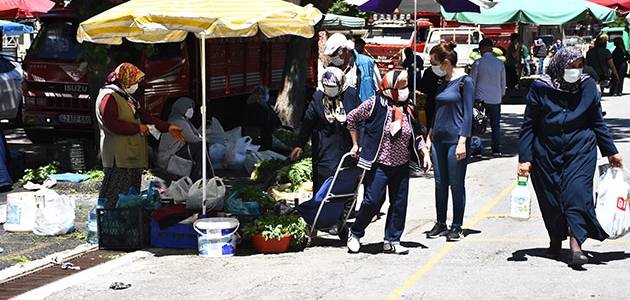Konya'da pazar yerleri Kovid-19 tedbirlerine uyularak açıldı 
