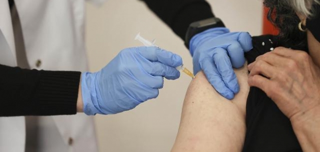 Aşı olan 65 yaş üzerindekilerde vaka sayısı yarı yarıya azaldı 