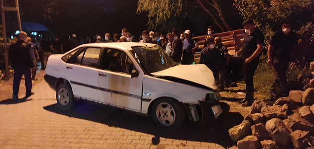 Konya’da otomobil mezarlığın duvarına çarptı: 3 yaralı
