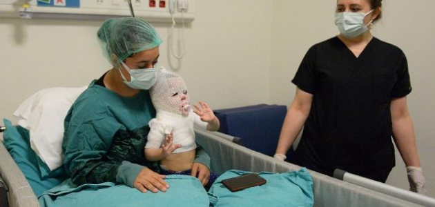 Üzerine sıcak su dökülen Beril bebeğin Eskişehir'de tedavisi sürüyor 