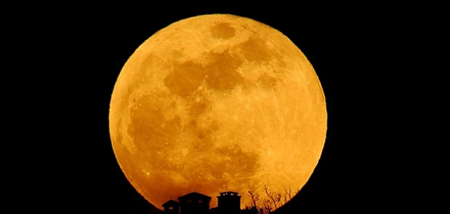 Dünya yarın gece ’Süper Çiçek Kanlı Ay’ tutulmasına tanıklık edecek