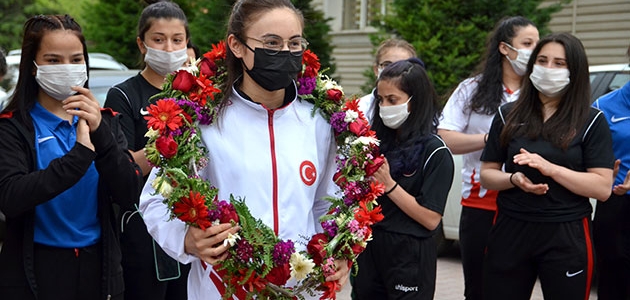 Dünya Gençler Halter Şampiyonası’nda ikinci olan Cansel Özkan, Konya’da