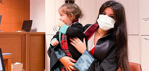 'Minik avukat' giydiği cübbesiyle duruşmada avukat annesine eşlik etti