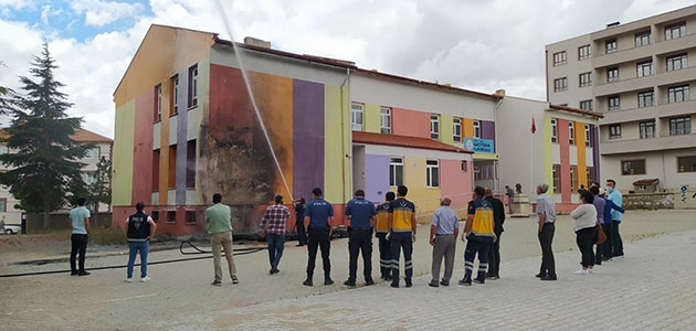 Konya’nın Yunak ilçesinde bir okulda çıkan yangın korkuttu