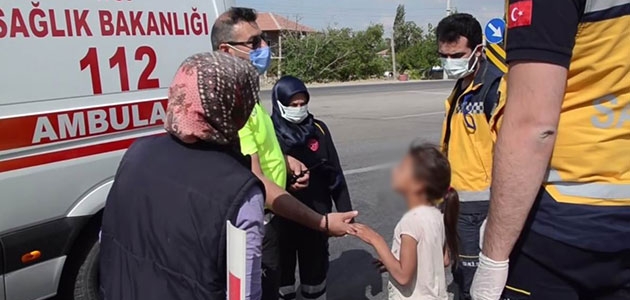 Ambulansa binmek istemeyen yaralı kız çocuğunu polis ikna etti