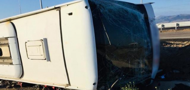 Lastiği patlayan yolcu otobüsü devrildi: 3 yaralı