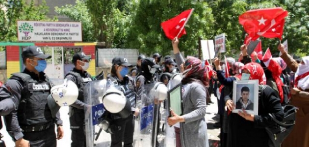 Vanlı aileler HDP İl Başkanlığı önünde eylemlerine devam ediyor