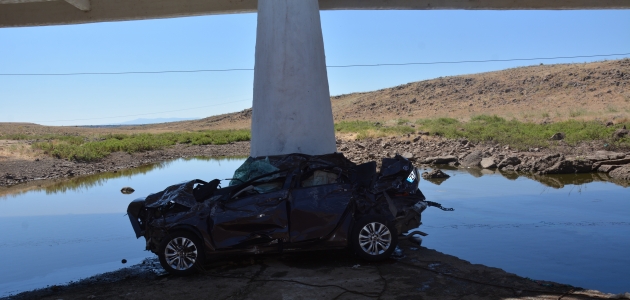 Köprüden düşen otomobildeki 5 kişi hayatını kaybetti