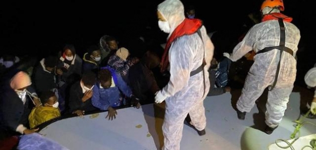 Türk kara sularına itilen 16 sığınmacı kurtarıldı