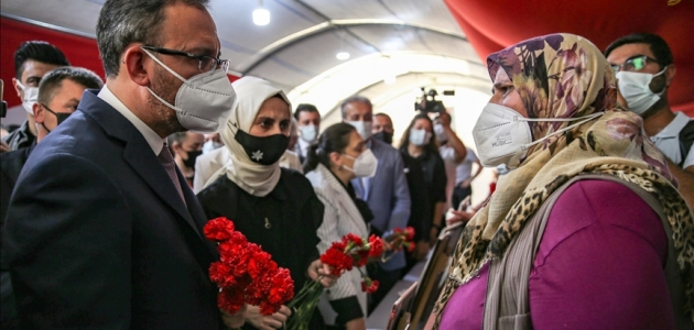 Bakan Kasapoğlu Diyarbakır annelerini ziyaret etti