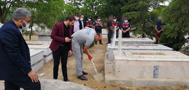 Konya'da biyolojik babanın belirlenmesi için 15 yıllık mezar açıldı  
