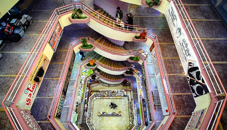 Kitap kokusuyla müziğin tınısını buluşturan çarşı, mimarisiyle baş döndürüyor