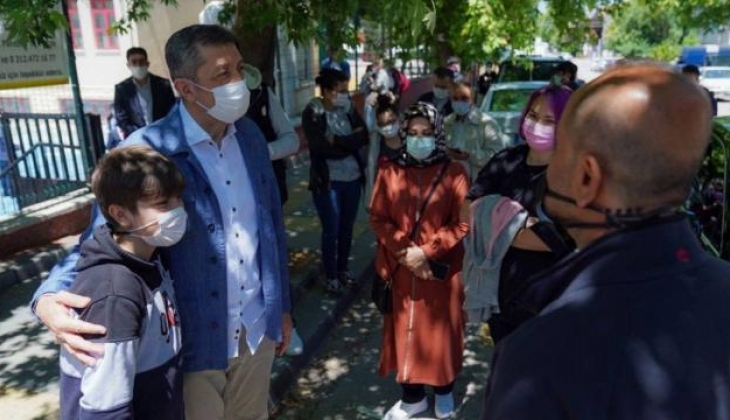 Bakan Selçuk, LGS çıkışında öğrenciler ve velilerle bir araya geldi