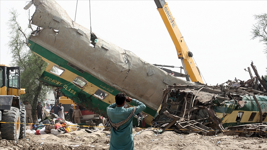 Pakistan’daki tren kazasında ölenlerin sayısı 62’ye yükseldi