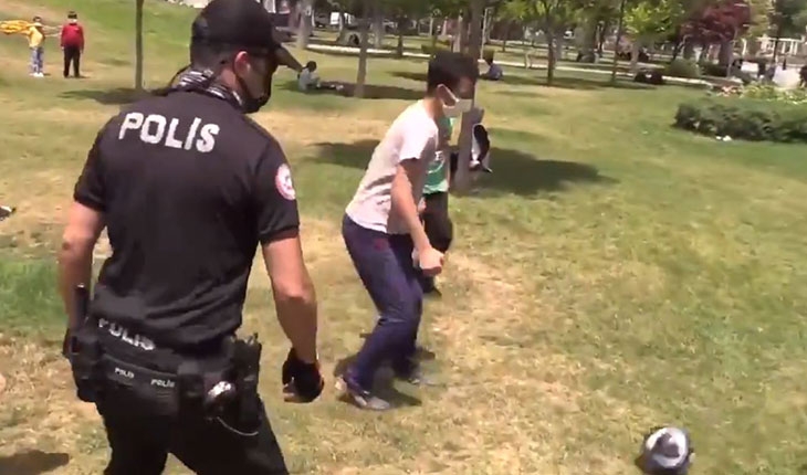 Konya'da polis ekipleri çocuklarla parkta top oynadı 