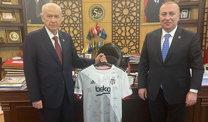 MHP lideri Bahçeli, Beşiktaş tarafından gönderilen imzalı forma için teşekkür etti