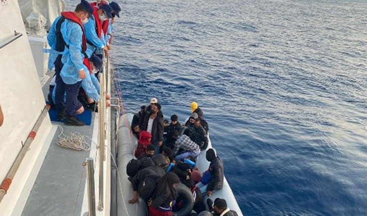 Türk kara sularına itilen 31 düzensiz göçmen kurtarıldı