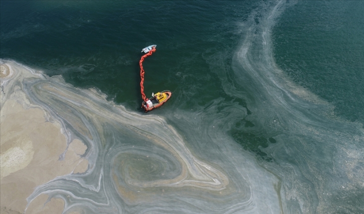 Marmara Denizi'nden 3 günde toplam 733 metreküp müsilaj temizlendi