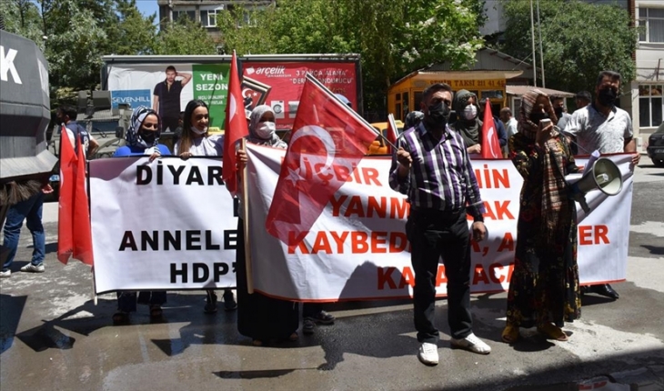 Hakkari’de terör mağduru aileler HDP İl Başkanlığı önünde eylem yaptı