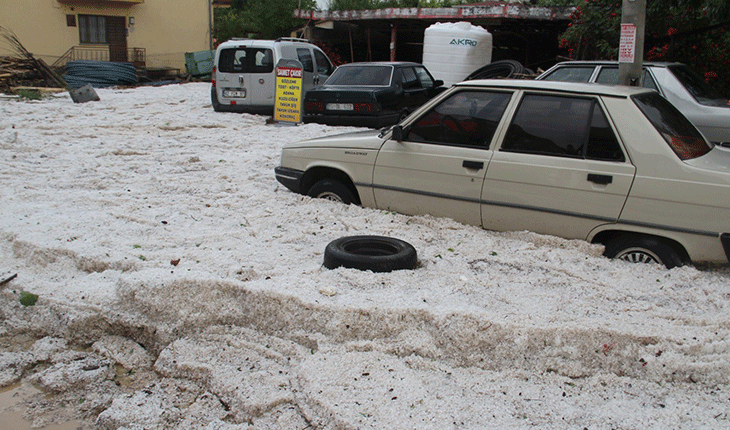 Konya'da dolu yağışı sokakları beyaza bürüdü