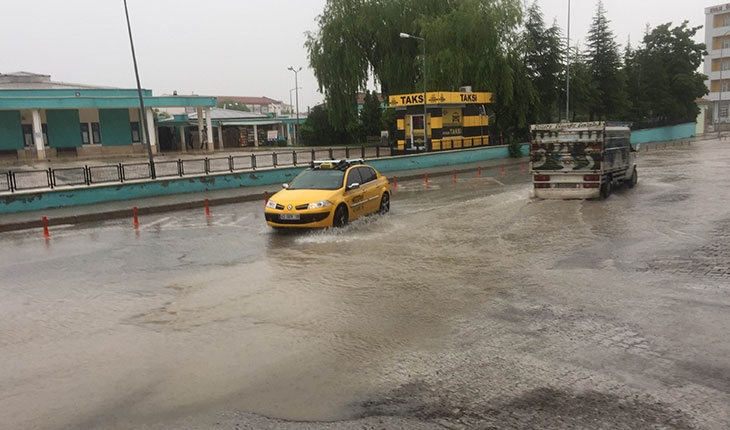 Konya’da otomobil yağmur suyuyla dolan alt geçitte mahsur kaldı