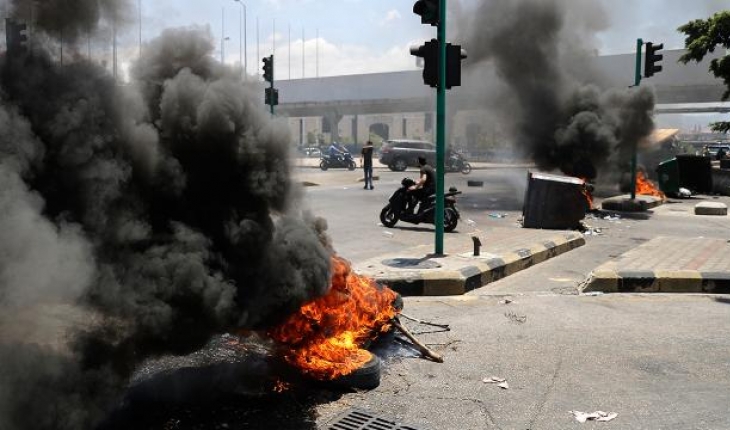 Lübnan'da sokaklar ateşe verildi, yollar trafiğe kapatıldı
