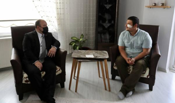 Bakan Varank, gazeteci Uslu'yu evinde ziyaret etti