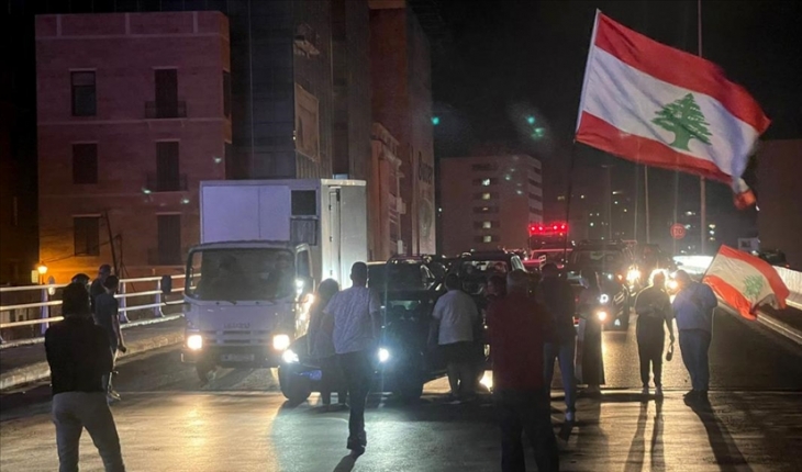 Lübnan’da hayat pahalılığını protesto eden göstericiler pek çok kentte yolları trafiğe kapattı