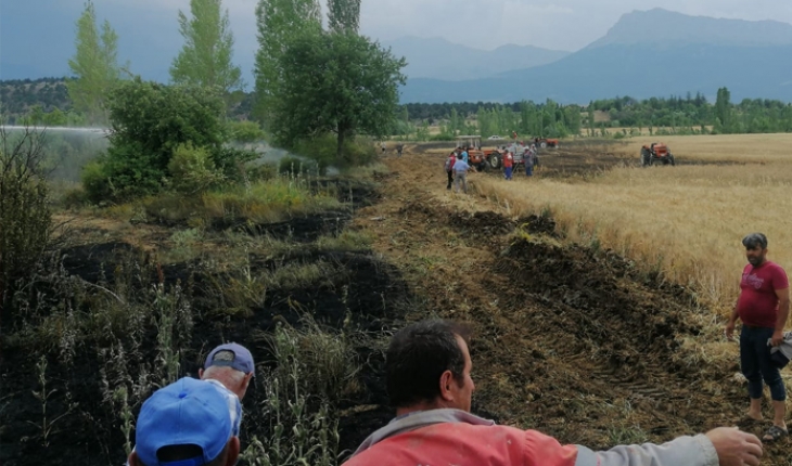 Konya’da yıldırım düşmesi sonucu tarlada yangın çıktı