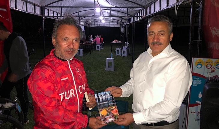 Yazar Uysal, Başkan Tutal’a ‘Ömürden Nefese Aşk Ola’ şiir kitabını hediye etti