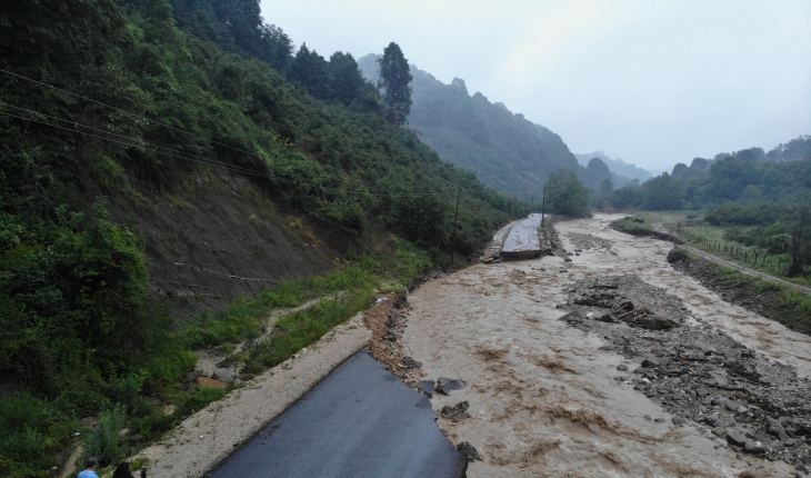 Düzce'de dere taştı, yol çöktü: Kentte sağanak etkili oldu