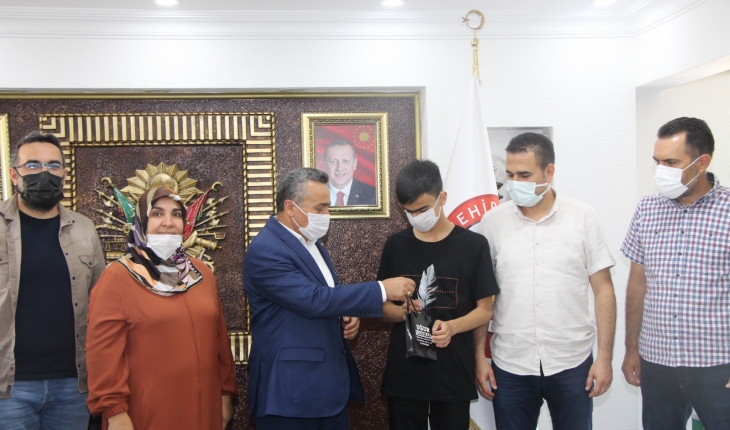 Belediye Başkanı Tutal'dan, Seydişehirli LGS birincisine altın hediyesi