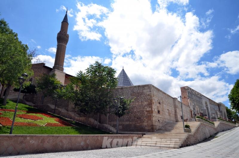 Selçuklu mimarisinin kalbi Konya, kültür varlıklarıyla turistlerin ilgisini çekiyor