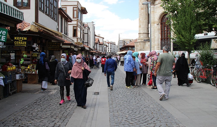 Konya’da çarşı pazarda bayram hareketliliği başladı