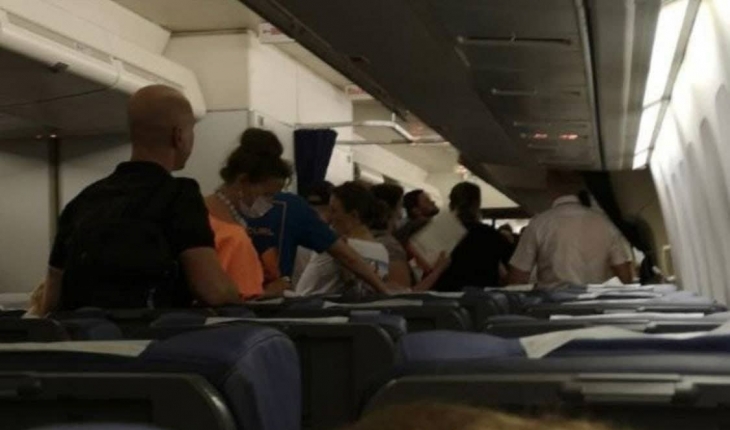 Nefessiz kalan yolcular uçağın acil çıkış kapısını açtı