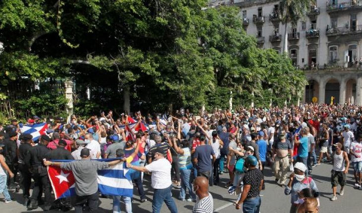 Küba'da yüzlerce kişi sokaklara döküldü