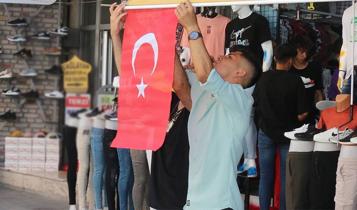 Konyalı esnaflara Türk bayrağı dağıtıldı