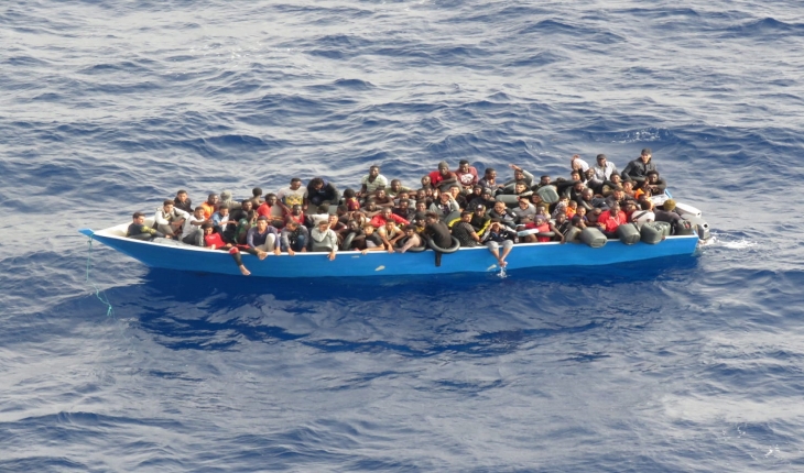 Libya açıklarında 80 düzensiz göçmen kurtarıldı