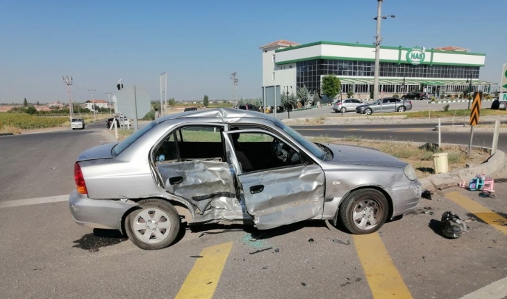 Hafif ticari araçla otomobil çarpıştı: 7 yaralı