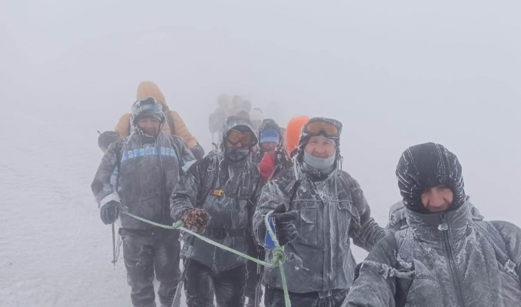 Ağrı Dağı’nda zirve tırmanışı yaparken kaybolan 5 sporcuyu dağcılar kurtardı