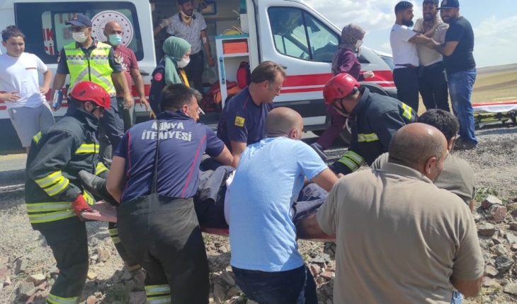 Konya'da hafif ticari araç devrildi: 4 yaralı