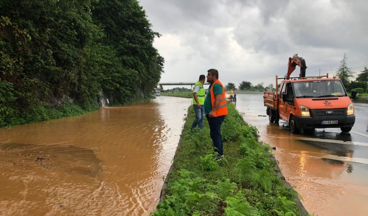 Rize'nin Pazar ilçesinde sağanak dolayısıyla dere taştı