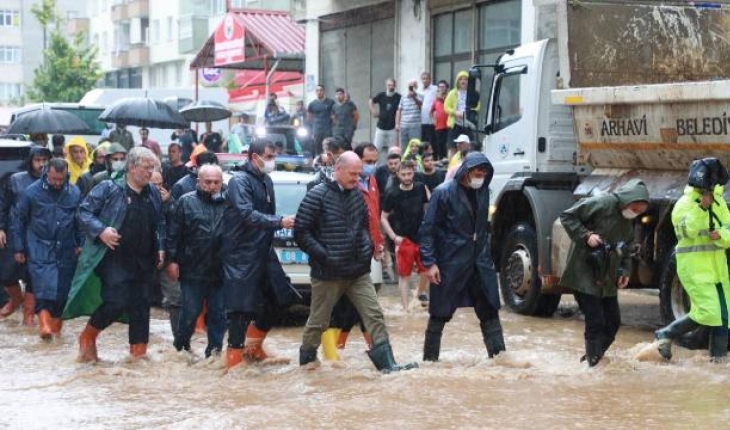 Bakan Soylu selin vurduğu Arhavi'de incelemelerde bulundu