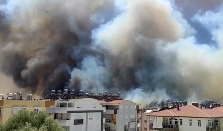 Manavgat'ta orman yangını yerleşim yerlerine sıçradı: 4 mahalle boşaltıldı