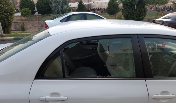 Habere giden gazetecinin aracının camını kırıp malzemelerini çaldılar