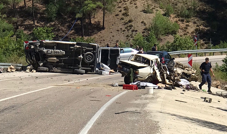Düğün yolunda kaza: Aynı aileden 5 kişi öldü