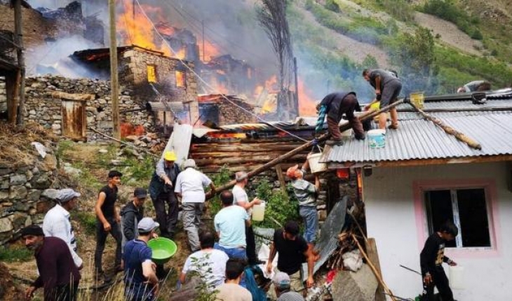Artvin Yusufeli’nde yangın: 10’a yakın ahşap ev yandı