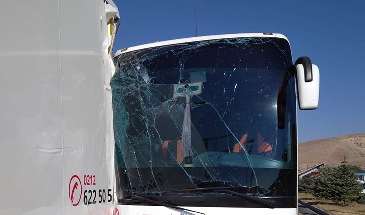 Yolcu otobüsü tıra çarptı: 26 yaralı